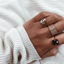 Bague MALOU - Noir 17 Bague MALOU - Noir -CHICHI CASTELNANGO Boutique BAGUE OR MALOU NOIR 4