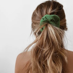 Chouchou VANINA -CHICHI CASTELNANGO Boutique accessoire ceremonie tendance vert elastique mariage chouchou