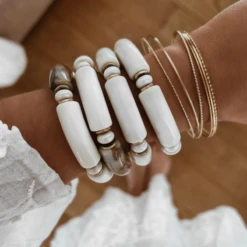 Semainier ROMANE -CHICHI CASTELNANGO Boutique bracelet jonc blanc elastique ajustable dore mariage ceremonie accessoire 806afc1b 9d6c 4137 b385 d9e100027853